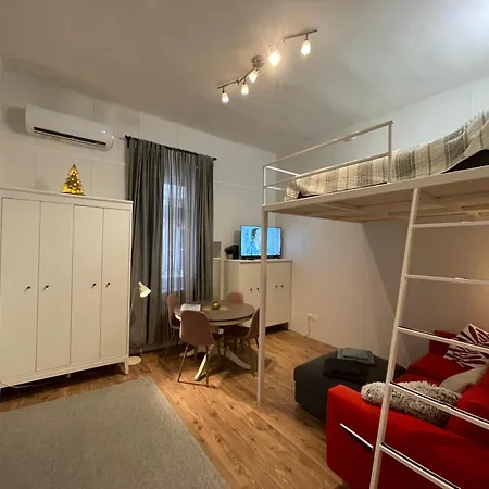 Hanna&rita In The Centre Lonyay 42a 3rd Floor In The Back Yard *